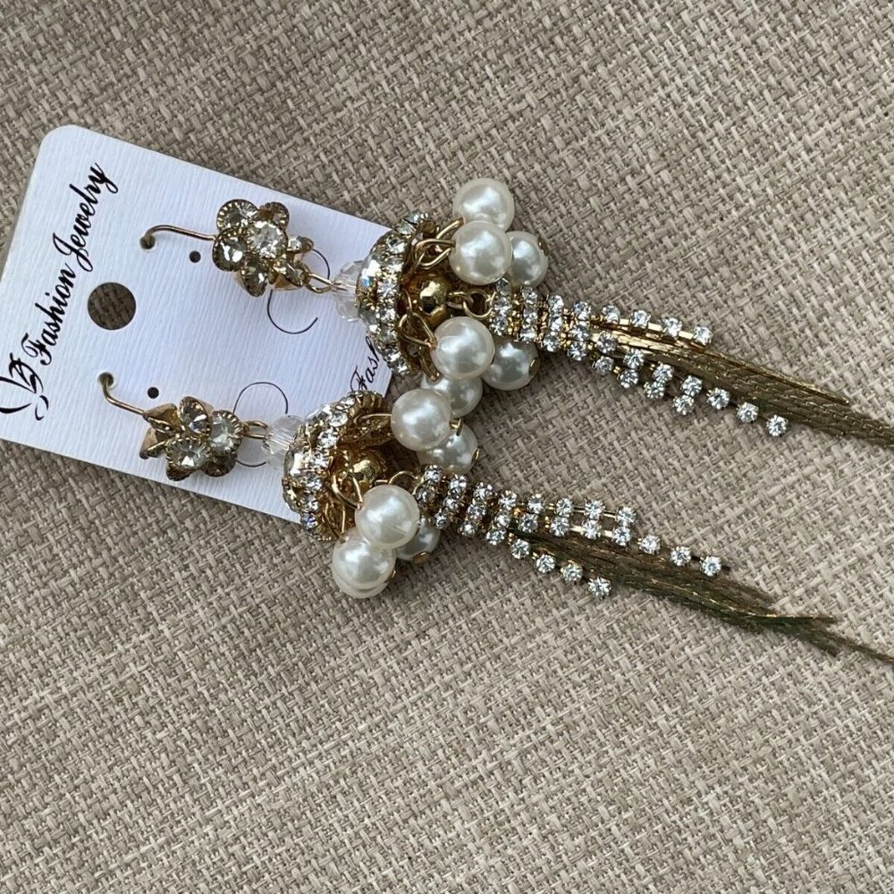 Women Earrings Faux White Pearl Clear Crystals Accent Fasion Jewelry Earrings - Picture 12 of 12
